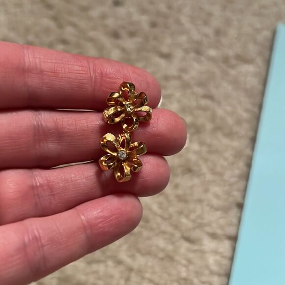 Faux gold brooch with matching earrings. - Picture 2 of 5